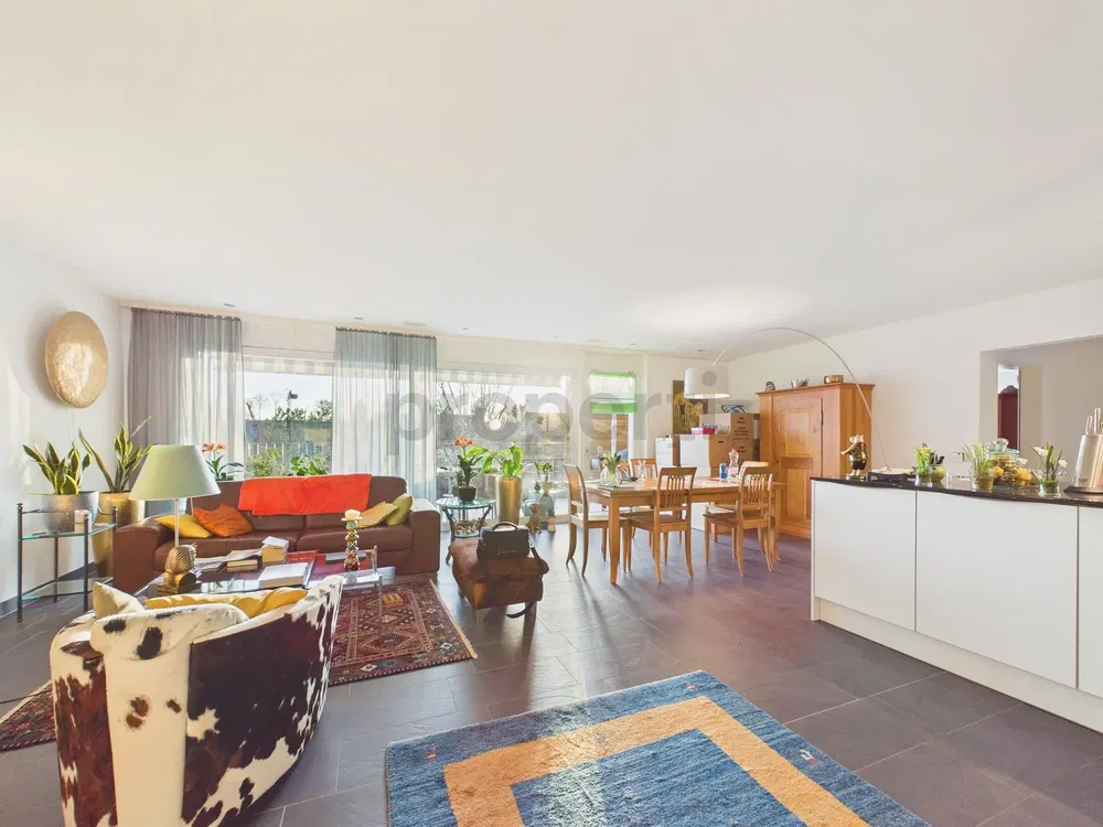 Wohnzimmer; tageslicht, moderner stil, fliesenboden