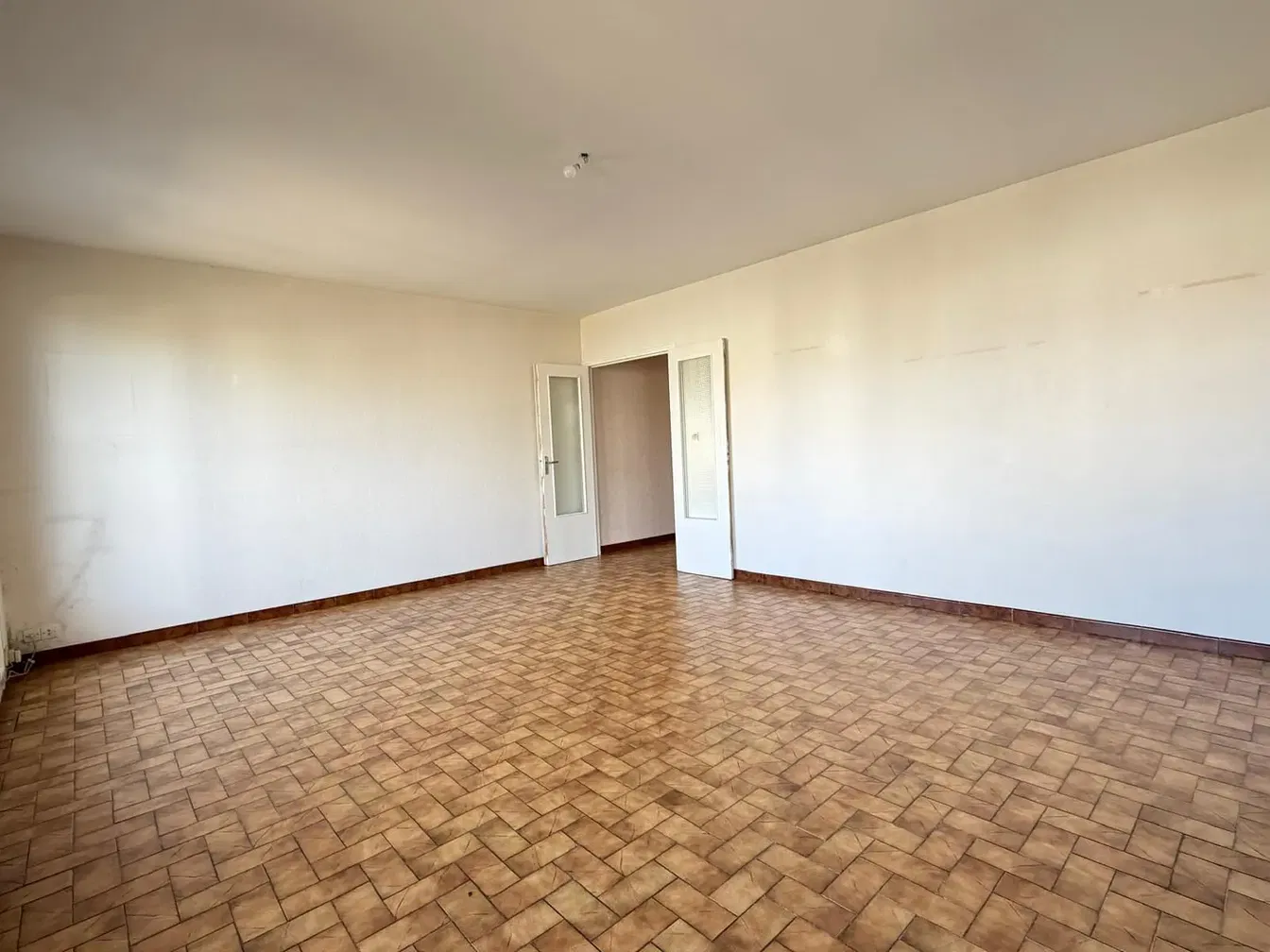 Salon; carrelage, lumière naturelle