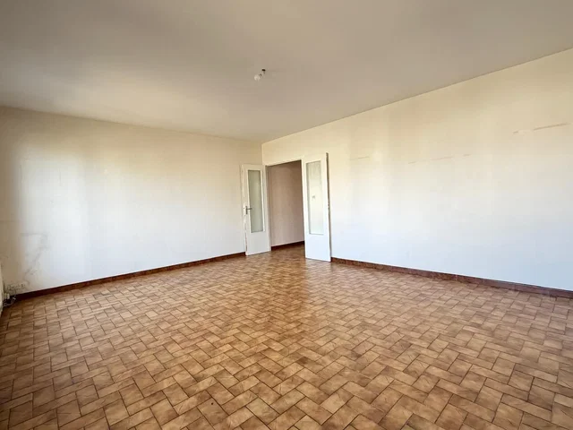Дневна соба; плочице, природно светло