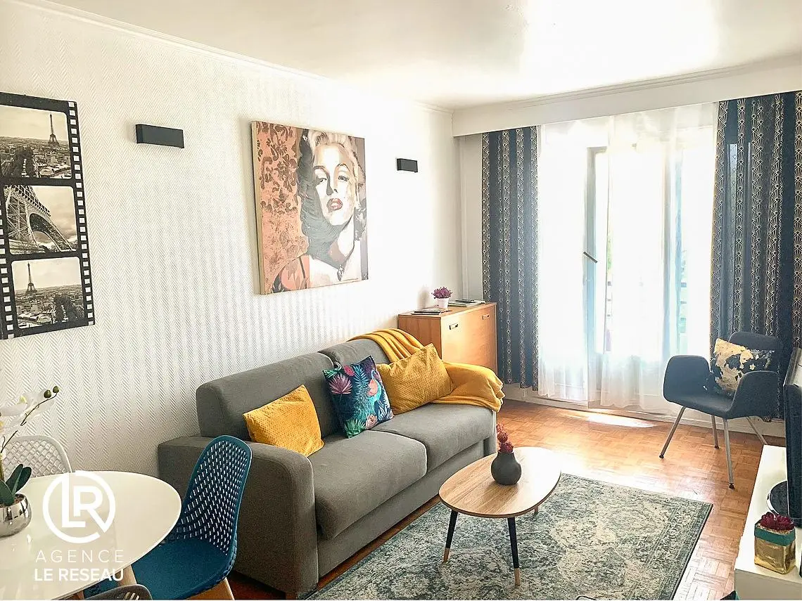 Oturma odası; doğal ışık, modern stil