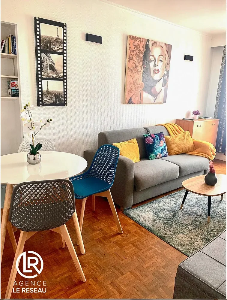 Oturma odası; modern stil, ahşap zemin, doğal ışık