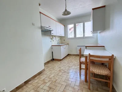 Cozinha; chão de azulejo, luz natural