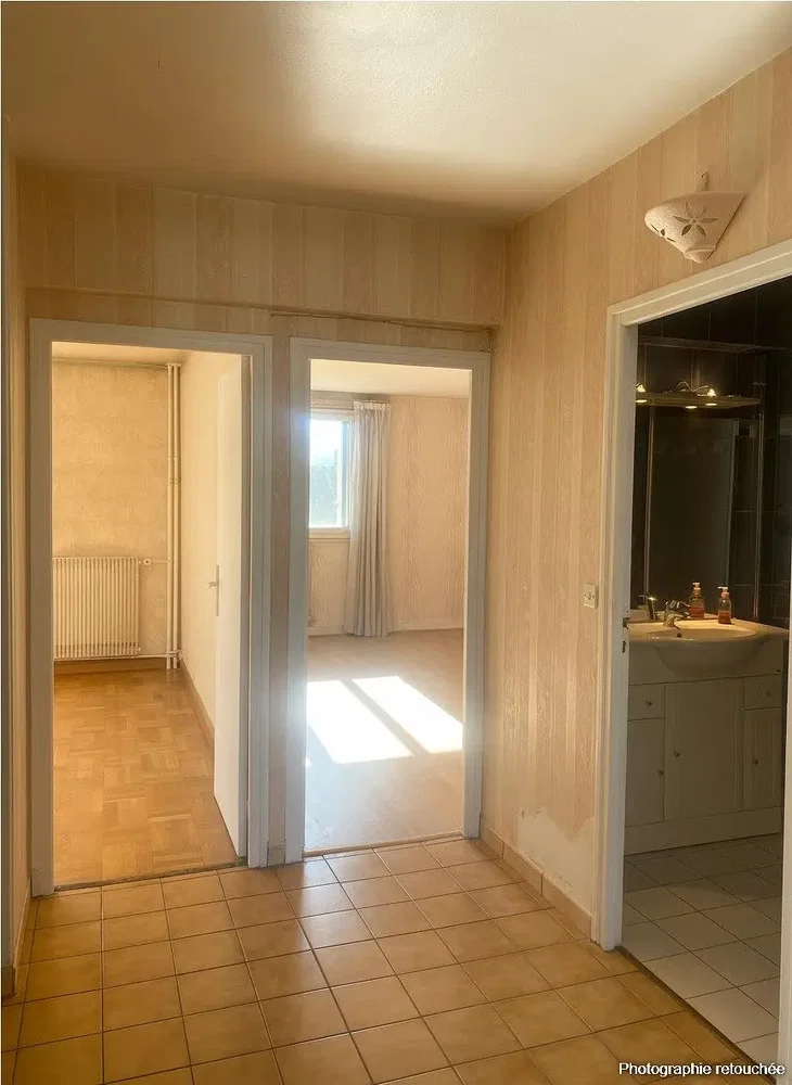Badkamer; tegelvloer, natuurlijk licht, renovatie nodig