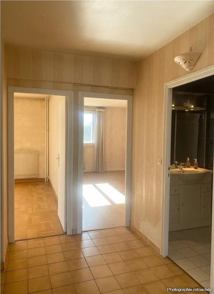 حمام; أرضية من البلاط, ضوء طبيعي, يحتاج إلى تجديد