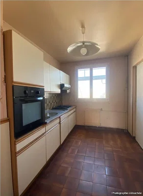 Keuken; keukenapparatuur, tegelvloer, natuurlijk licht