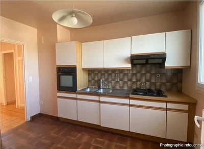 Keuken; keukenapparatuur, tegelvloer