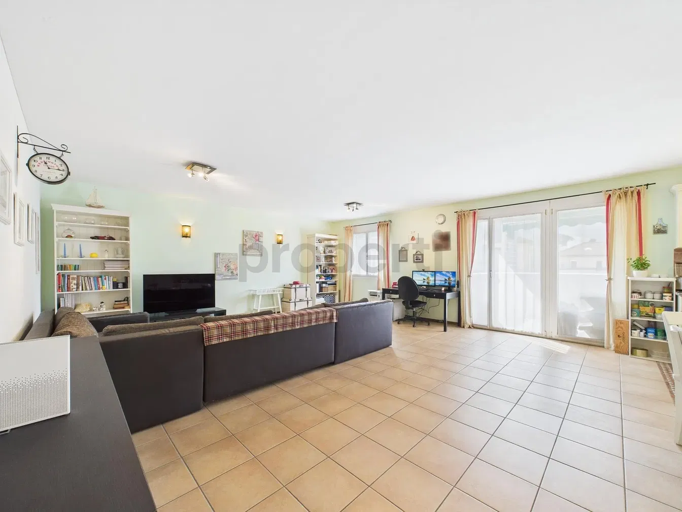 Wohnzimmer; fliesenboden, tageslicht