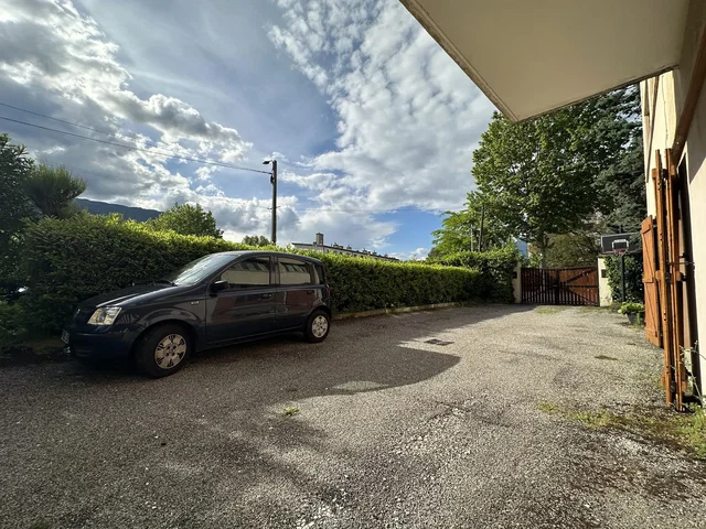 Maison et environs; vue