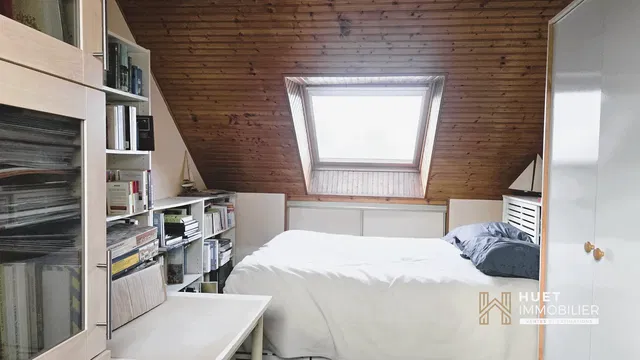 Bedroom; wood beams, natural light, modern style
