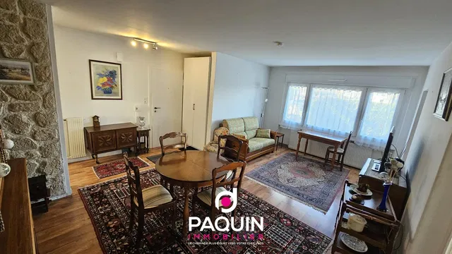 غرفة معيشة; أرضية خشبية, ضوء طبيعي, أسلوب ريفي