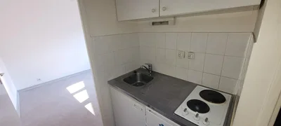 Кухиња; кухињски апарати, плочице, природно светло