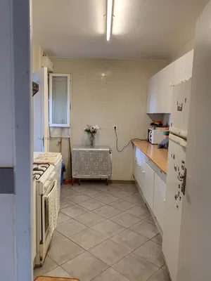 Mutfak; mutfak aletleri, fayans zemin, doğal ışık