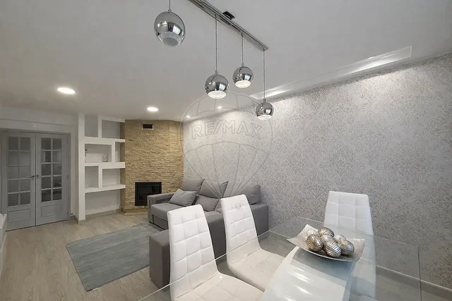 Living room; fireplace, modern style, natural light