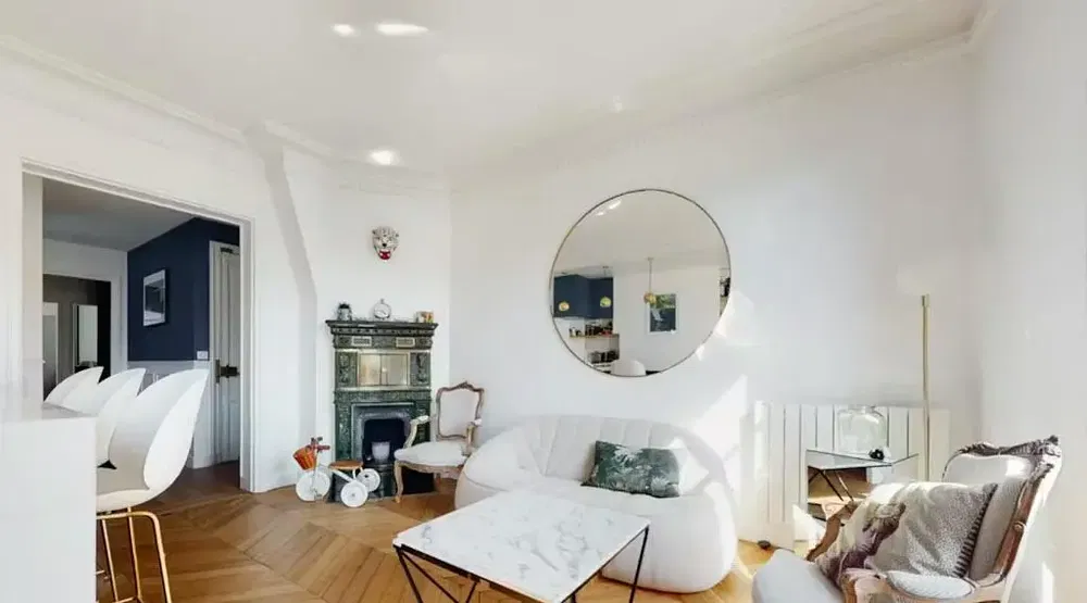 Oturma odası; doğal ışık, ahşap zemin, modern stil