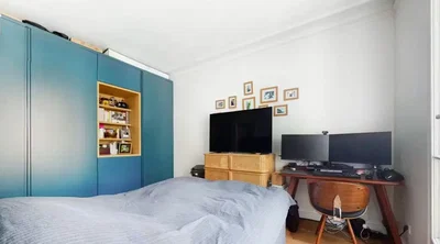 Yatak odası; ahşap zemin, doğal ışık, modern stil