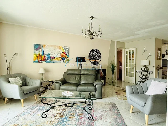 Living room; modern style, natural light
