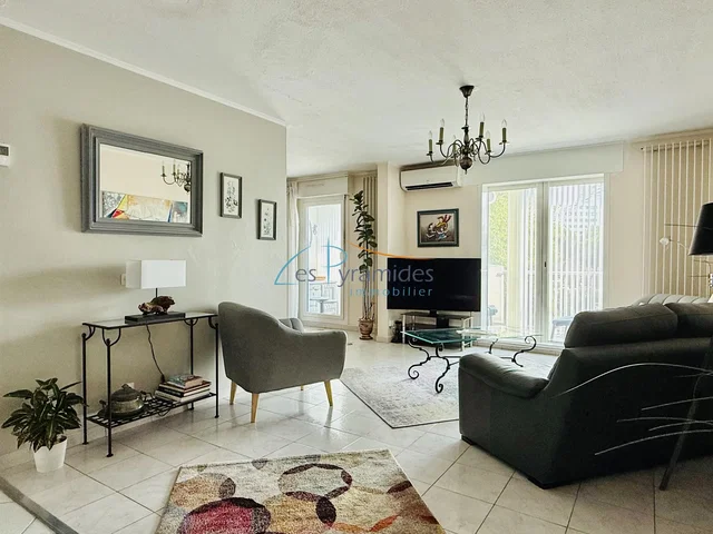Living room; natural light, modern style
