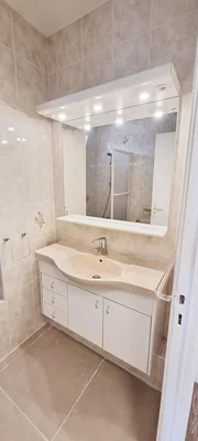 Bagno; pavimento in piastrelle, luce naturale, ristrutturato