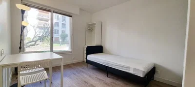 Camera da letto; luce naturale, pavimento in legno