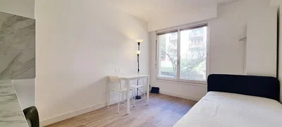 Camera da letto; luce naturale, pavimento in legno