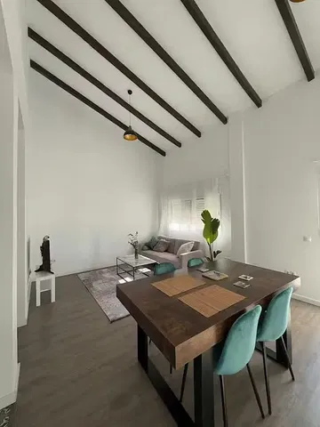 Soggiorno; travi in legno, pavimento in legno, luce naturale, stile moderno