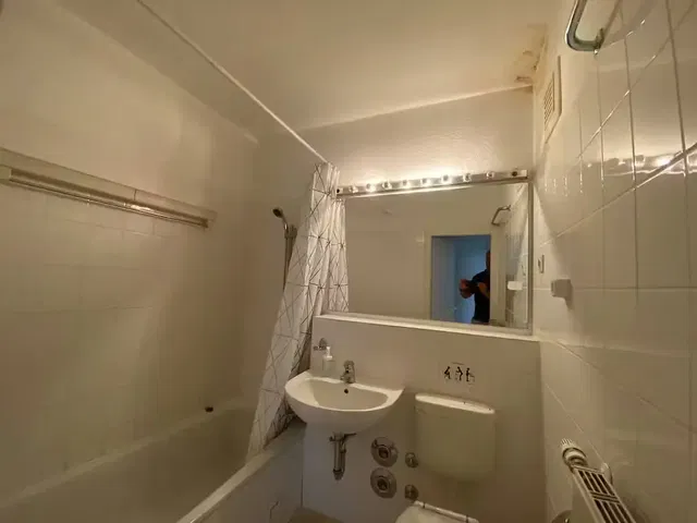 Casa de banho; chão de azulejo, luz natural, renovado