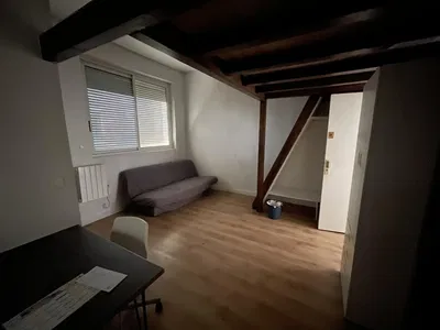 Oturma odası; ahşap zemin, doğal ışık, karanlık iç mekan