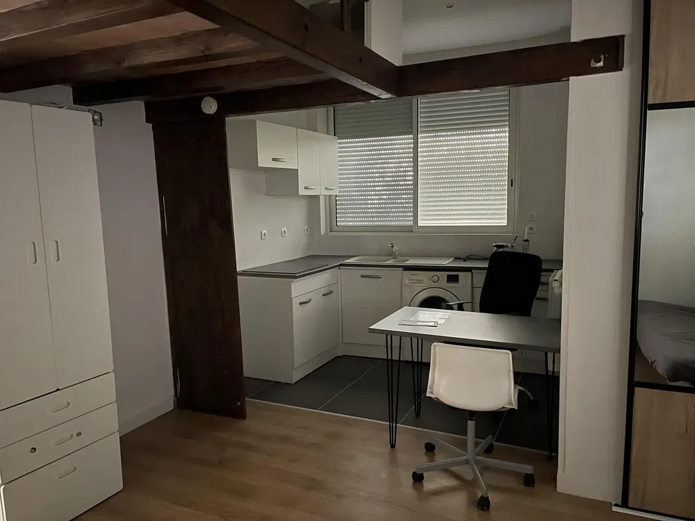 Mutfak; ahşap kirişler, fayans zemin, ahşap zemin