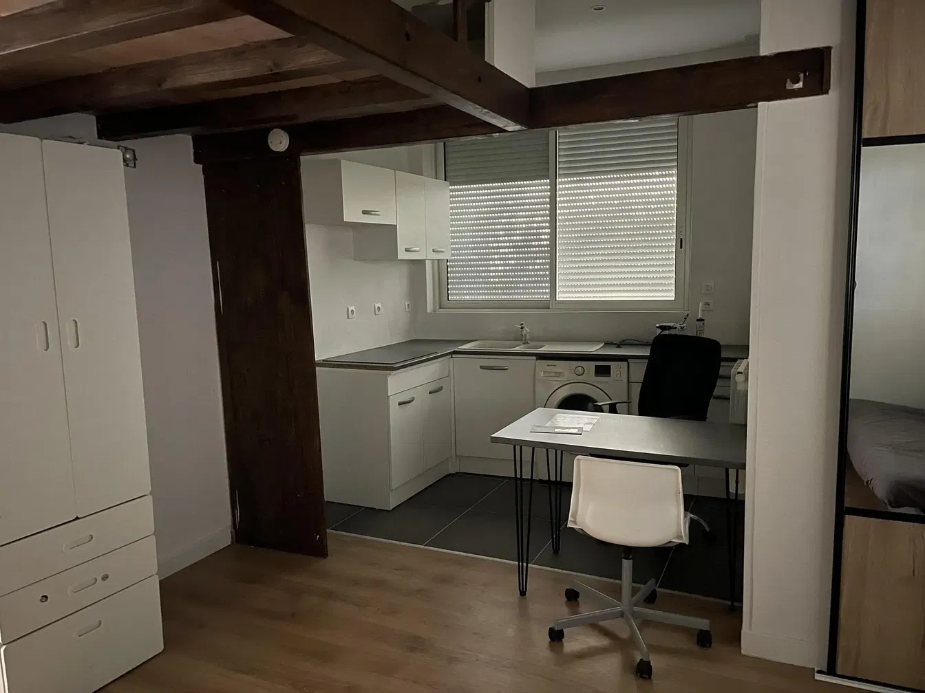 Mutfak; ahşap kirişler, fayans zemin, ahşap zemin