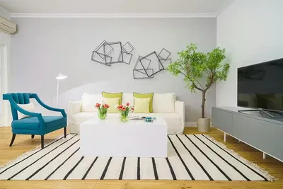 Oturma odası; ahşap zemin, doğal ışık, modern stil