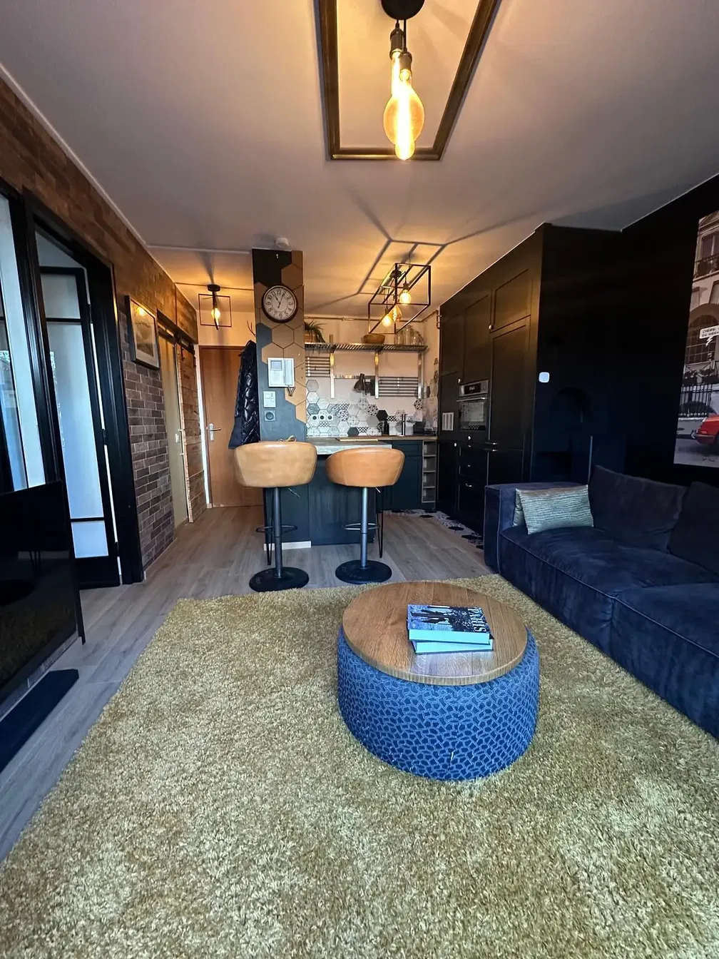 Oturma odası; modern stil, doğal ışık, ahşap zemin