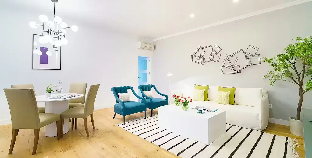 Oturma odası; ahşap zemin, doğal ışık, modern stil