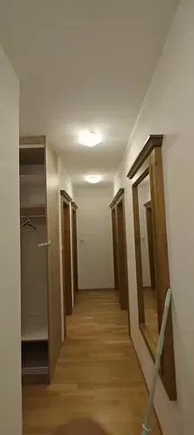 Гардероба; дрвени под, природно светло