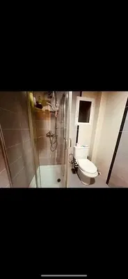 Badezimmer; fliesenboden, tageslicht