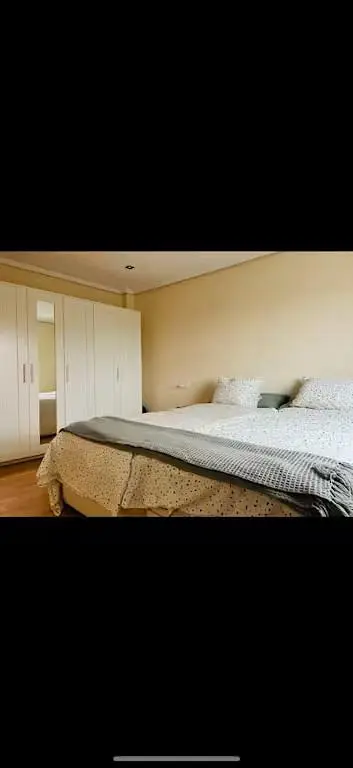 Schlafzimmer; holzboden, tageslicht