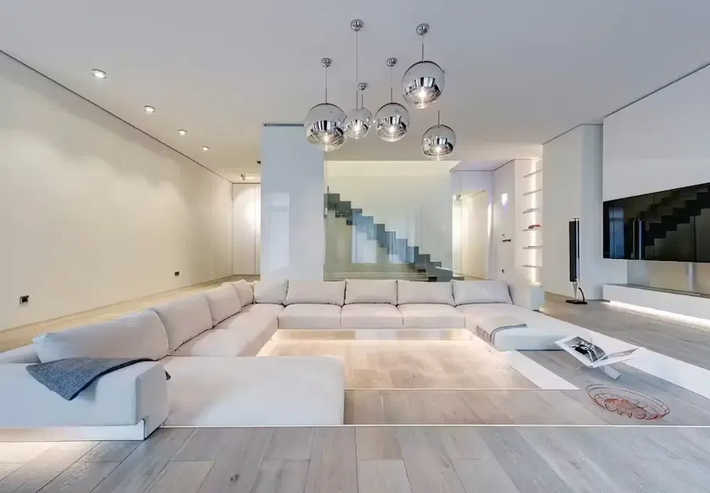 Soggiorno; luce naturale, stile moderno, pavimento in legno