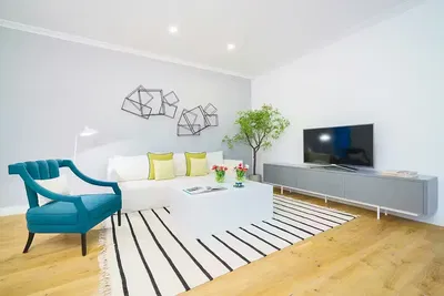 Oturma odası; doğal ışık, modern stil, ahşap zemin