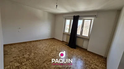 Spavaća soba; drveni pod, prirodno svjetlo