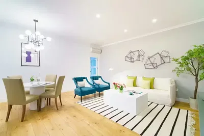 Oturma odası; ahşap zemin, doğal ışık, modern stil