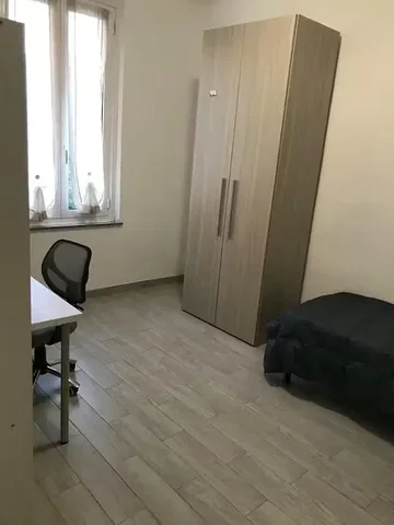 Slaapkamer; houten vloer, natuurlijk licht