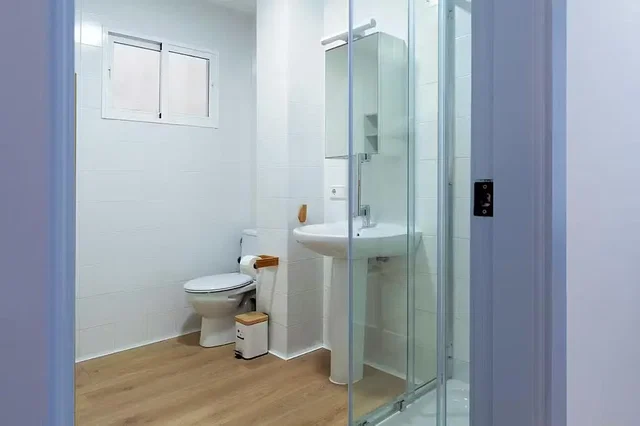 Μπάνιο; πλακάκια, ξύλινο πάτωμα, φυσικό φως, ανακαινισμένο