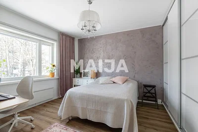 Slaapkamer; natuurlijk licht, houten vloer, moderne stijl