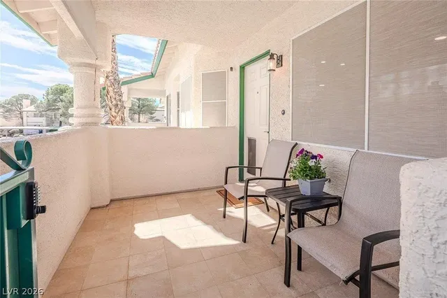 شرفة; أرضية من البلاط, ضوء طبيعي, إطلالة