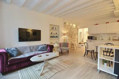 Wohnzimmer; fliesenboden, moderner stil, tageslicht, küchengeräte