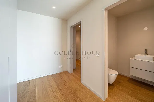 Toalet; drveni pod, prirodna svjetlost, renoviran