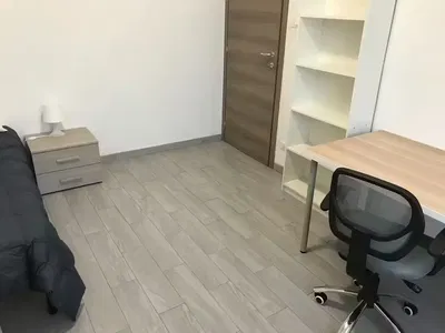 Yatak odası; ahşap zemin, doğal ışık