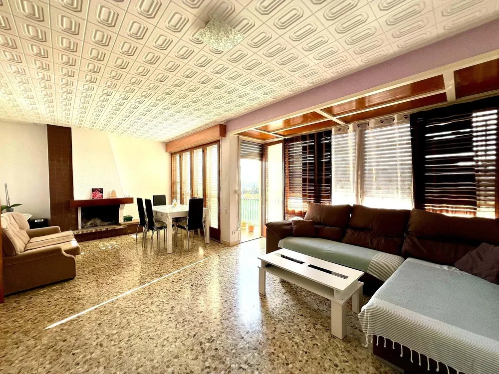 Dnevna soba; prirodno svjetlo, kamin, pločice