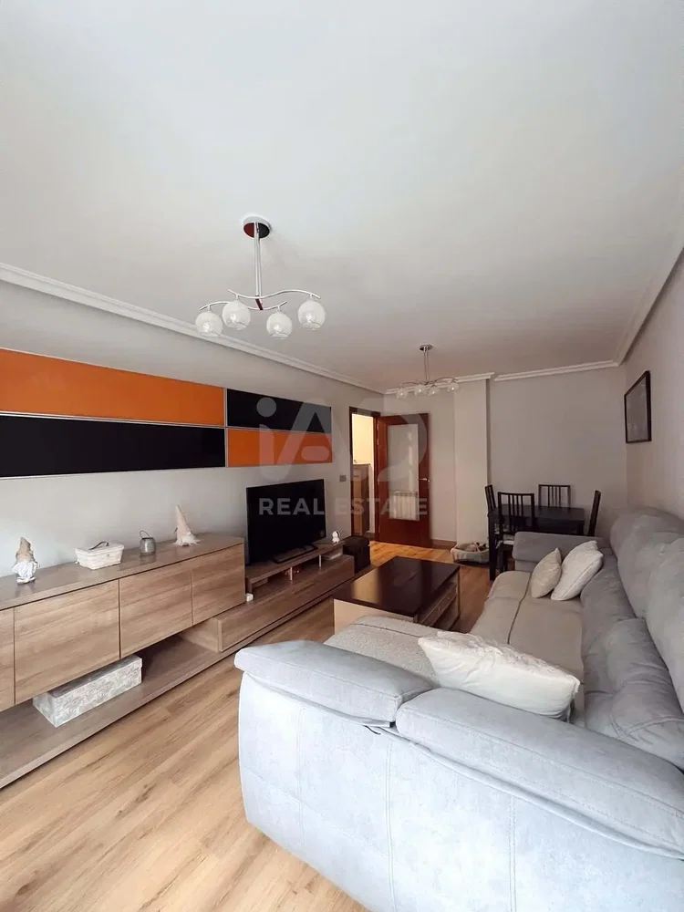 Oturma odası; doğal ışık, modern stil