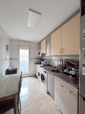 Mutfak; mutfak aletleri, fayans zemin, doğal ışık