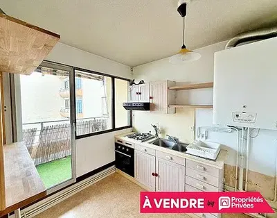 Kuhinja; kuhinjski aparati, pogled, prirodno svjetlo